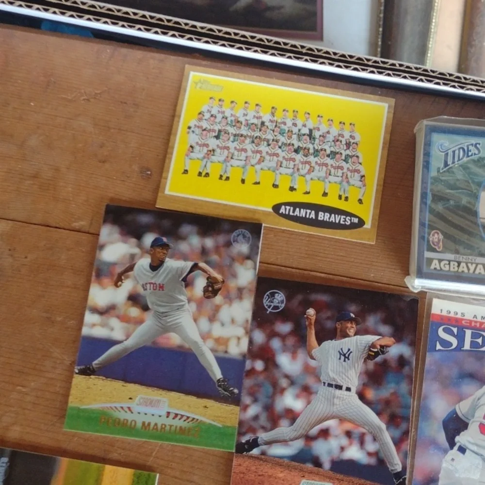 Assorted Baseball Trading Cards Collection - Picture 5 of 5